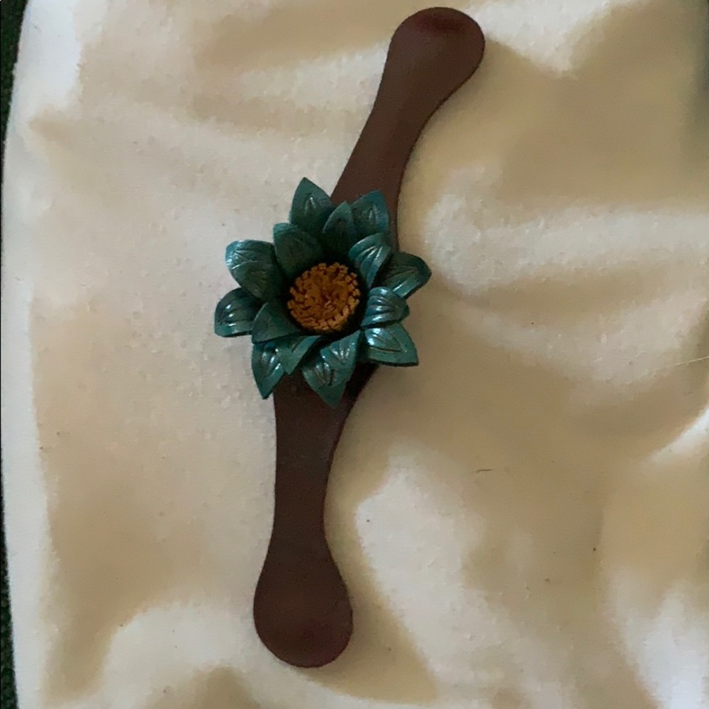 5/$20🛍BRAND NEW Leather Flowered Bracelet
